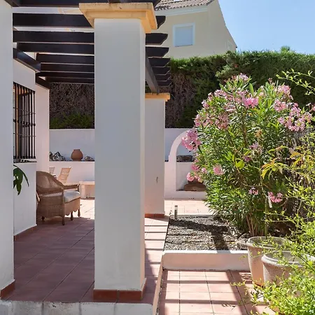 Tranquil Private 4-bed With Mountain Views *