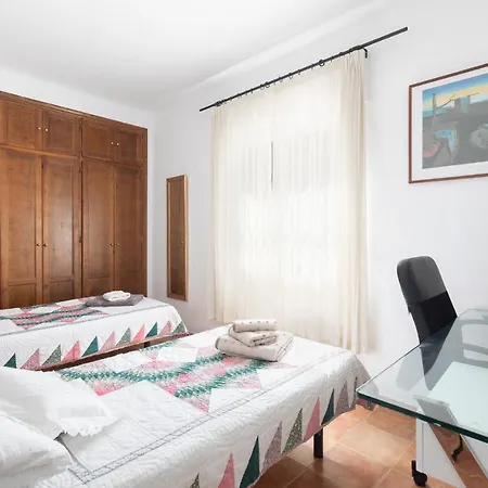 Tranquil Private 4-bed With Mountain Views *