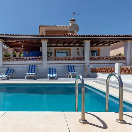 Tranquil Private 4-bed With Mountain Views *