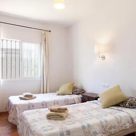 Tranquil Private 4-bed With Mountain Views *